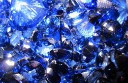Pietre albastre în bijuterii: cum se numesc și cui sunt potrivite?
